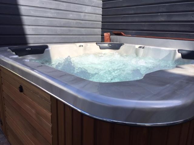 Nicole Residence Avec Piscine Chauffee & Jacuzzi Saint-Andre Exterior photo