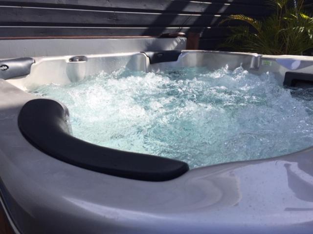 Nicole Residence Avec Piscine Chauffee & Jacuzzi Saint-Andre Exterior photo